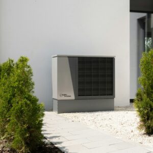 Wärmepumpe im Garten