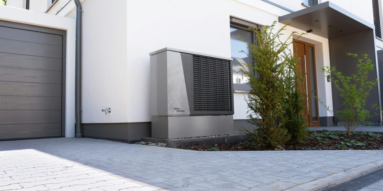 Moderne Hausfassade mit Wärmepumpe