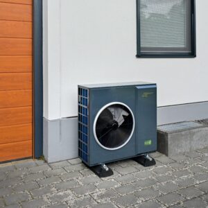 R290-Wärmepumpe vor Flachdachhaus